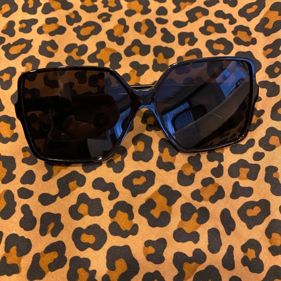 COPY - Women’s Oversized Glasses - Picture 3 of 3